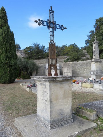 Croix au milieu du cimetière