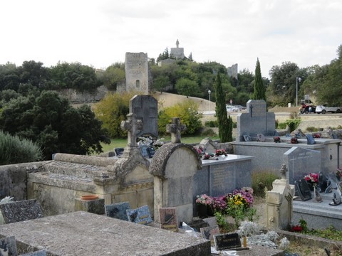 L'ancien cimetière avec en arrière-plan la tour à bossage et le donjon avec la vierge