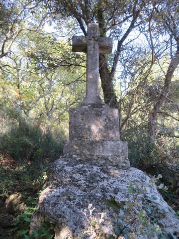 Ceci est la première croix pour monter au site de Notre-Dame de Toronne par le sentier botanique anciennement chemin de croix