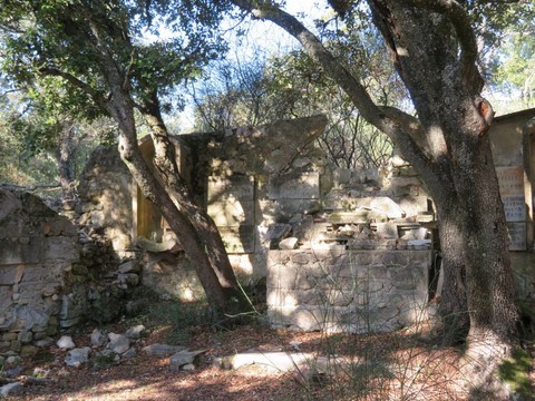 Un ancien mausolée à l'état de ruines 