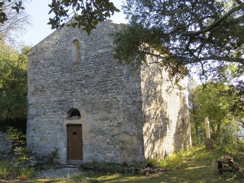 Chapelle romane Notre-Dame de Toronne du 13e s. sur la colline de Toronne