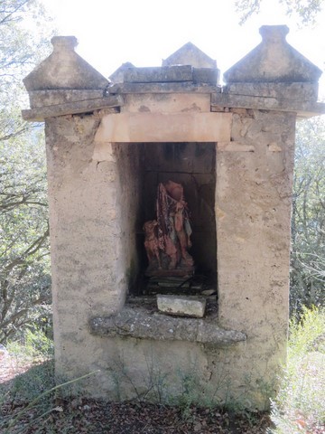 Sanctuaire avec une statue cassée, reste le chien, peut-être St-Roch