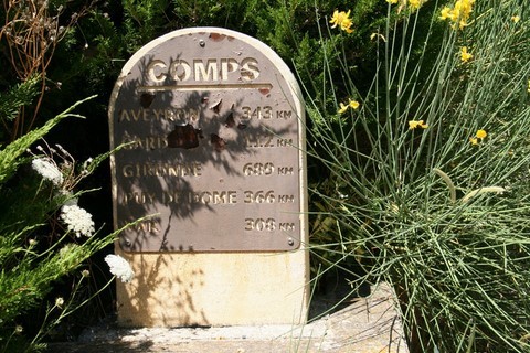Borne kilométrique en pierre de taille indiquant les distances entre les différents Comps et Comps dans la Drôme, offerte le 26 mai 2012 par le maire de Comps en Gironde