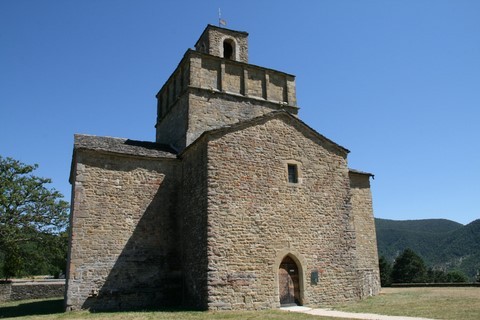 L'église romane de Comps date du XIIe s. est entièrement restaurée et classée monument historique depuis 1938