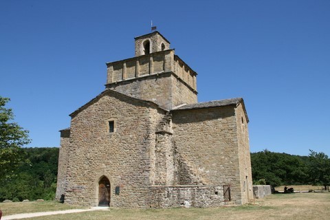 Il s'agit d'une église dont la nef et le clocher sont restés inachevés