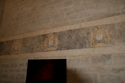 Sur le pourtour du transept et de la nef, la litre funéraire (récemment restaurée) aux armes des seigneurs de VESC