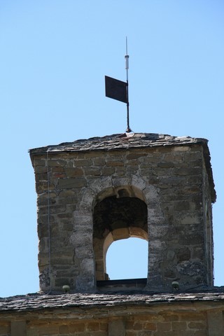 Le clocher, inachevé dans sa partie haute