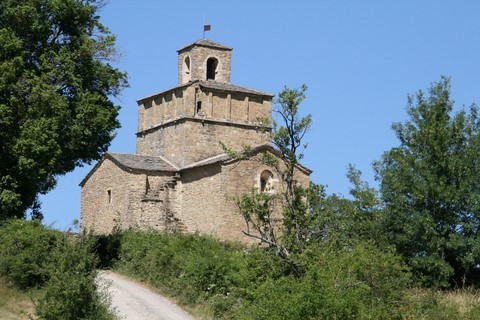 L'église classée monument historique en 1938 est superbement isolée sur un petit promontoire dominant la vallée