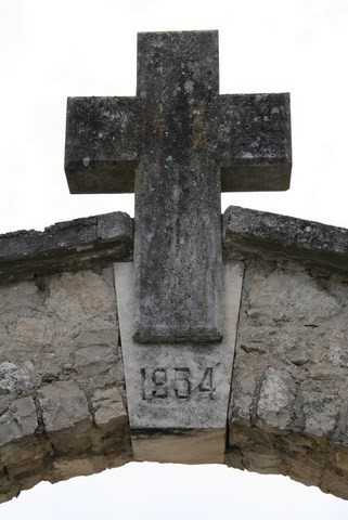 Détail au dessus du portail de l'entrée du cimetière