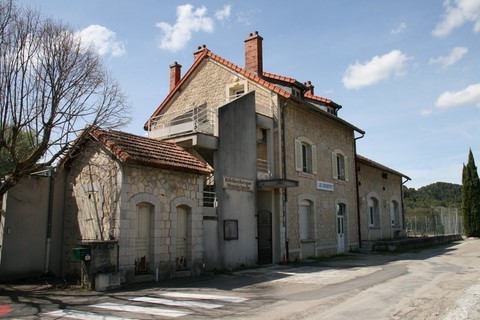 L'ancienne gare de "Le Crestet", transformée en école municipale et bibliothèque