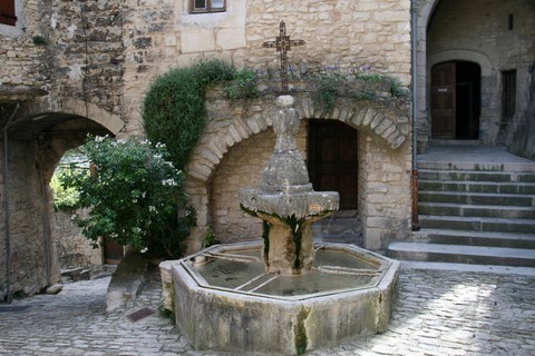 La place de l'église, pleine de charme avec sa belle fontaine datée de 1843