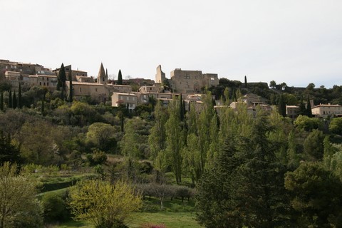 Le village médiéval de Crestet, dominé par les ruines de son ancien château