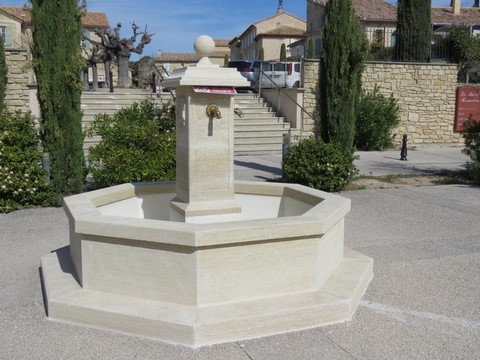 Fontaine sur la placette au centre du village