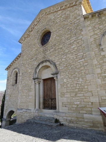 L'entrée de l'église avec son fronton de 1844