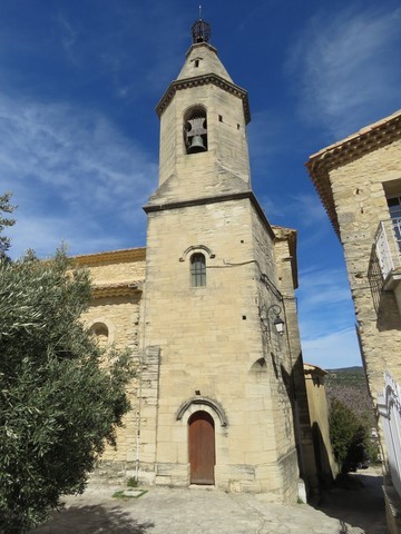 Clocher de l'église couronné d'une campanile en fer forgé