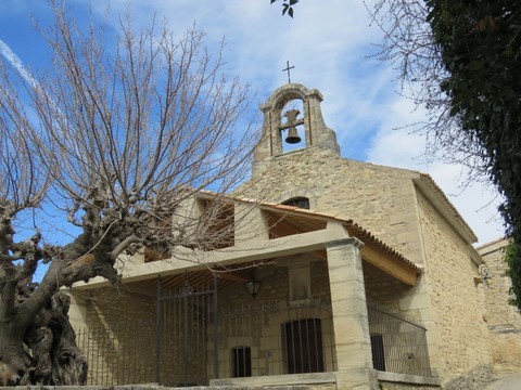 Chapelle restaurée en 1818, auvent de 1848