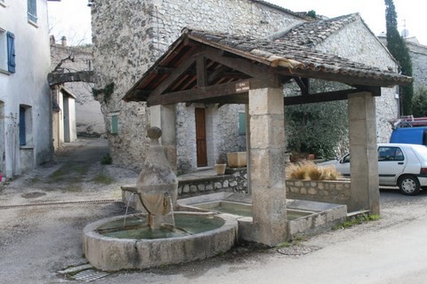 La Fontaine à Bulbes et son lavoir