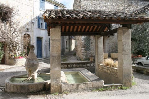 Elément principal du village, le lavoir et la fontaine