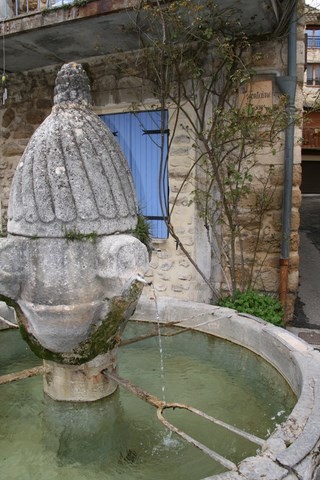 Détail de la fontaine avec son sommet en forme de pomme de pin