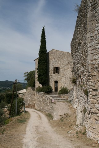 Chemin menant à l'ancien village médiéval et au château