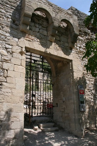 Grille d'accès au vieux château féodal