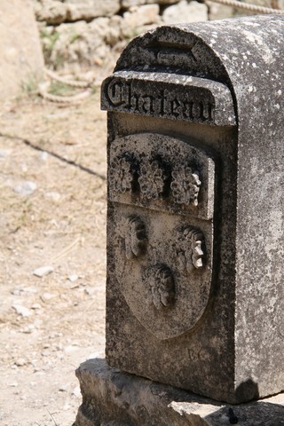 Après la grille à droite, cette pierre gravée représente le blason de Entrechaux