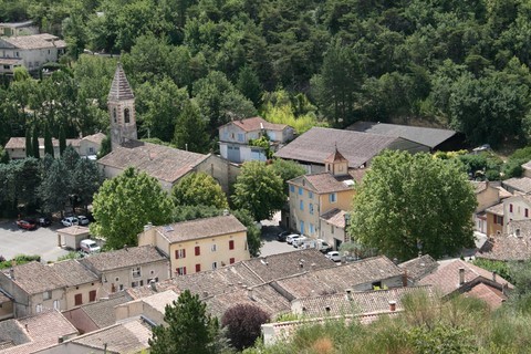 Panorama sur une partie du village et son clocher