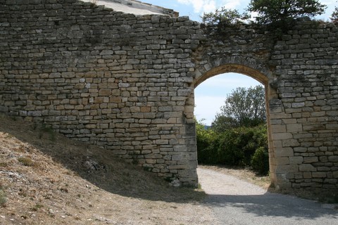 Porte d'entrée donnant accès dans l'enceinte du château