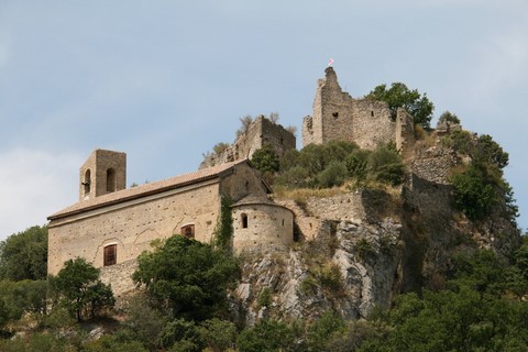 Partie du château encore habitée et ruines