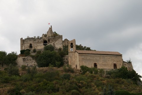 Vue d'ensemble du château et de l'ancienne église prise depuis le nouveau village