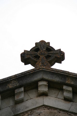 Sur la toiture de l'église se trouve une croix de Malte ou de Saint-Jean