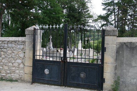 Grille d'accès au cimetière