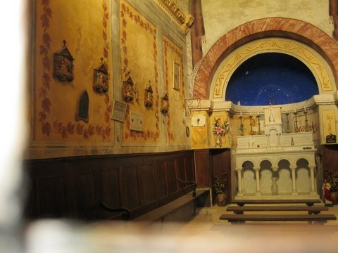 Une autre vue de l'intérieur de la chapelle ND de Nazareth 