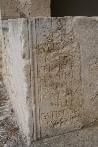 Grosse pierre de 1828 se trouvant au départ dans la nef puis remise à l'extérieur