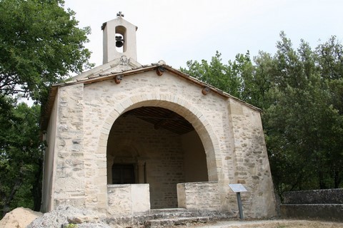La chapelle ND de Nazareth, construite sur un petit plateau à 310 m d'altitude