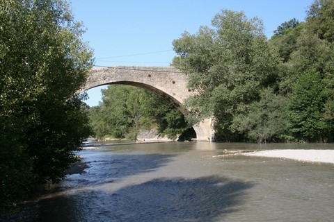 Vue du pont qui enjambe l'Ouvèze, son arche unique mesure 24 m d'ouverture