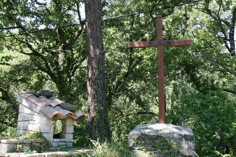 Cette croix est située route de la plaine