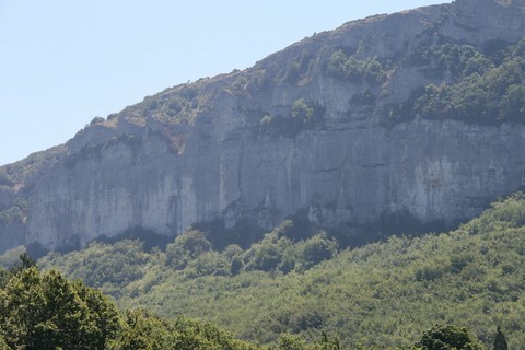 Voici la barre d'Eyzahut, falaise de roche calcaire