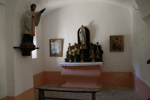Intérieur de l'église de l'Exaltation de la Sainte-Croix d'Eyzahut