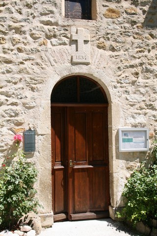 Porte d'entrée de l'église en grande partie restaurée en 1854
