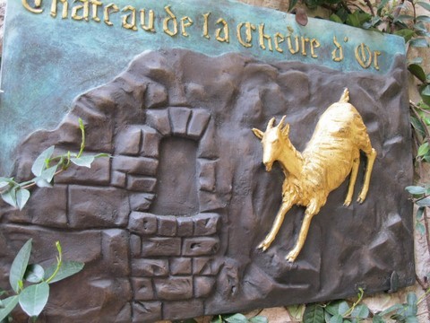 Décoration à l'entrée du Château de la Chèvre d'Or