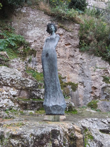 "Marie" - Statue représentant la féminité, la tête tournée vers les étoiles et les pieds ancrés dans la terre (Sculpteur Jean-Philippe Richard)