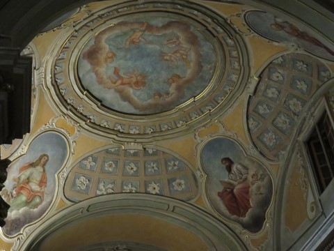 La fresque au plafond de l'église