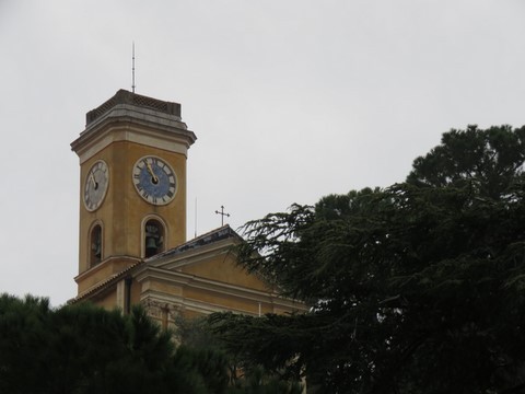 Le clocher, édifié au XIXe siècle, carré, à deux étages, a été plusieurs fois frappé par la foudre qui a fait disparaître la coupole d’origine