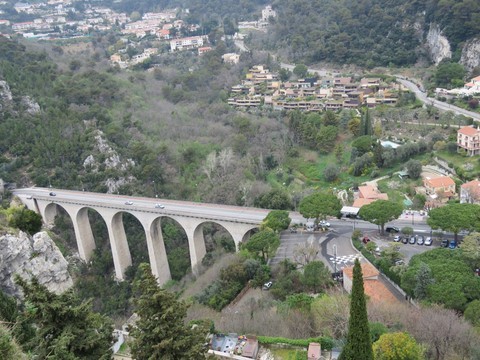 Vue sur le Viaduc d'Eze, dit le Pont du Diable depuis le jardin exotique