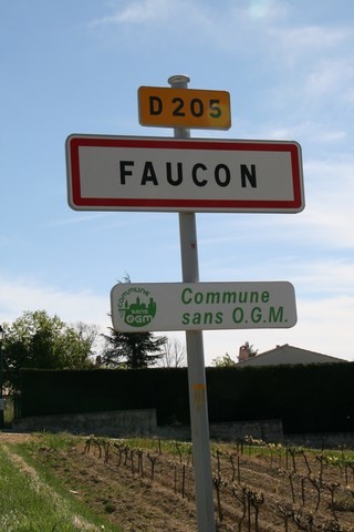Faucon_Entrée au village