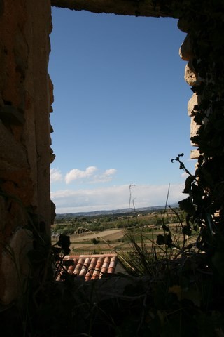 Vue sur la plaine depuis une fenêtre du château