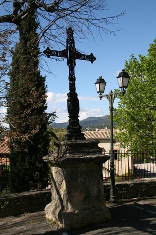 Belle croix devant l'église