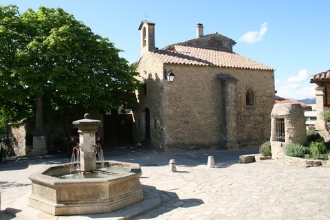 Place de la chapelle - Chapelle, puits ancien et fontaine