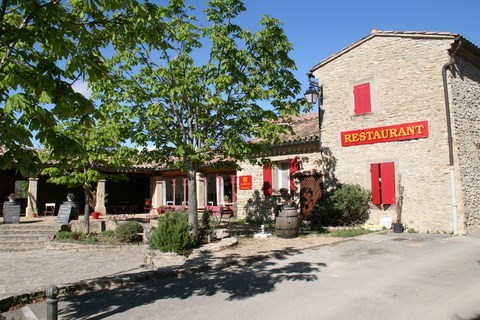 Le restaurant "Le Laurier" place de la chapelle